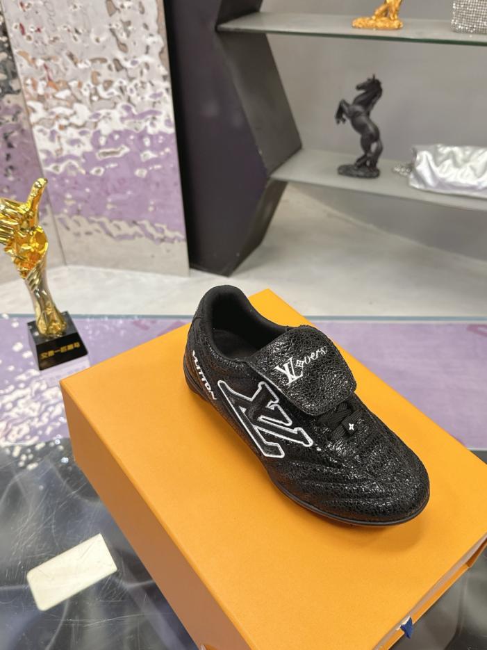 repliche,replica,perfette,siti di,affidabili,migliori siti,dove comprare,1:1,scarpe da ginnastica La nuova collezione Footprint di Louis Vuitton: scarpe da calcio per coppie (HKRGD)