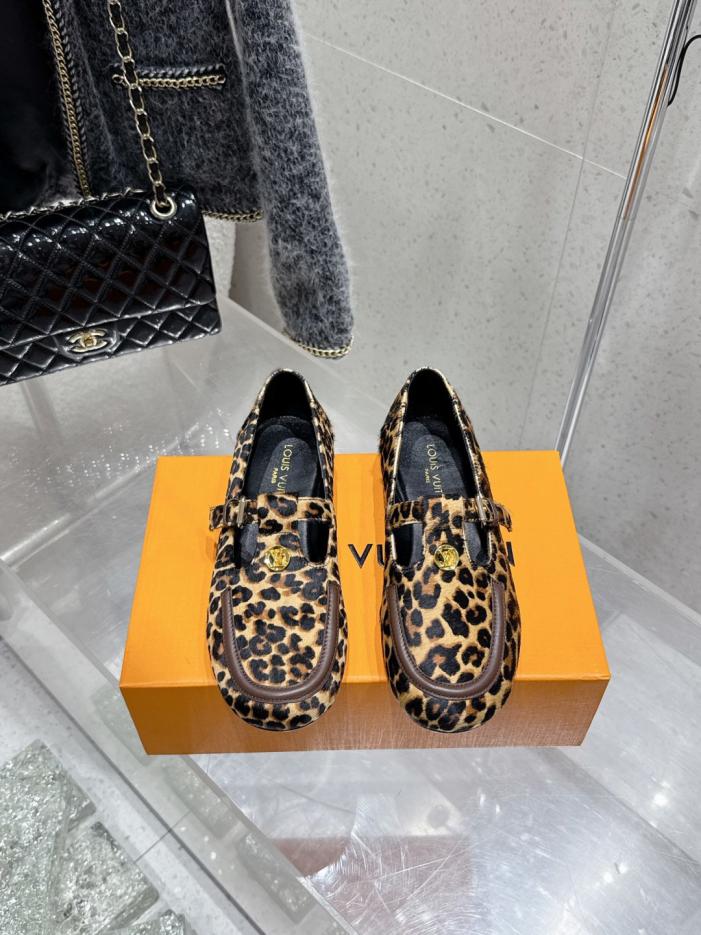 repliche,replica,perfette,siti di,affidabili,migliori siti,dove comprare,1:1,scarpe da ginnastica Nuovo arrivo Louis Vuitton Primavera – Esattamente l’originale, già disponibile nelle boutique: ballerine Mary Jane con borchie metalliche (N3M5S)