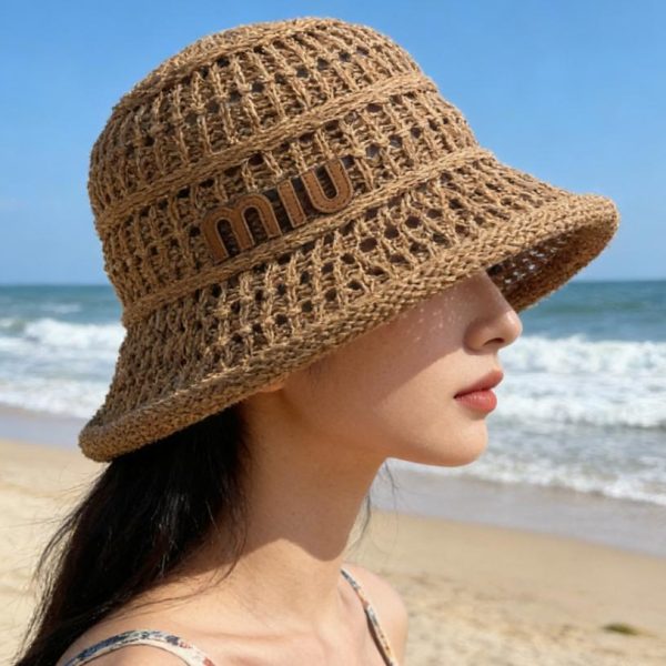 repliche,replica,perfette,siti di,affidabili,migliori siti,dove comprare,1:1,scarpe da ginnastica Un accessorio indispensabile per la spiaggia in estate: il cappello da pescatore intrecciato di Miu Miu (X9MW41)