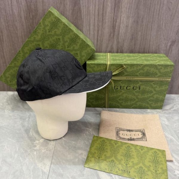 repliche,replica,perfette,siti di,affidabili,migliori siti,dove comprare,1:1,scarpe da ginnastica Cappellino da baseball GUCCI, in classica tela con monogramma GG e targhetta in pelle (incisa con “G(3DAKQZ)”).