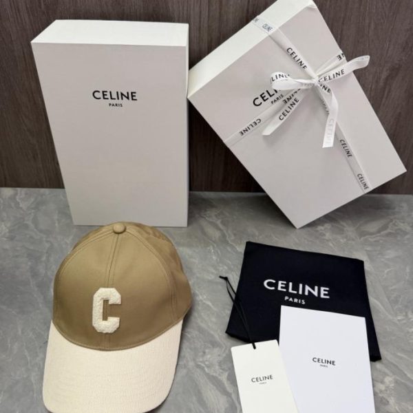 repliche,replica,perfette,siti di,affidabili,migliori siti,dove comprare,1:1,scarpe da ginnastica Questo è un cappello CELINE realizzato su misura, con corpo in twill di cotone e tesa in velluto a coste. La lettera “C” (VQOFIE) è ricamata con la tecnica della spugna.