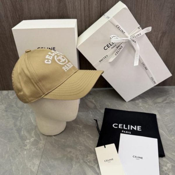 repliche,replica,perfette,siti di,affidabili,migliori siti,dove comprare,1:1,scarpe da ginnastica Design originale CELINE. La parte anteriore del cappello presenta le lettere CELINE e PARIS ricamate (J9VWRJ).