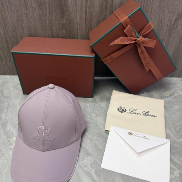 repliche,replica,perfette,siti di,affidabili,migliori siti,dove comprare,1:1,scarpe da ginnastica Il cappellino da baseball Loro Piana Storm System presenta l’emblema a forma di scudo del marchio e la scritta a mano Loro Piana (0AFGY5) sul davanti.