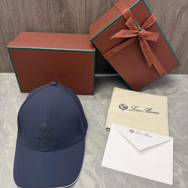 repliche,replica,perfette,siti di,affidabili,migliori siti,dove comprare,1:1,scarpe da ginnastica Il cappellino da baseball Loro Piana Storm System presenta l’emblema a forma di scudo del marchio e il logo Loro Piana (BBURR4) scritto a mano sul davanti.