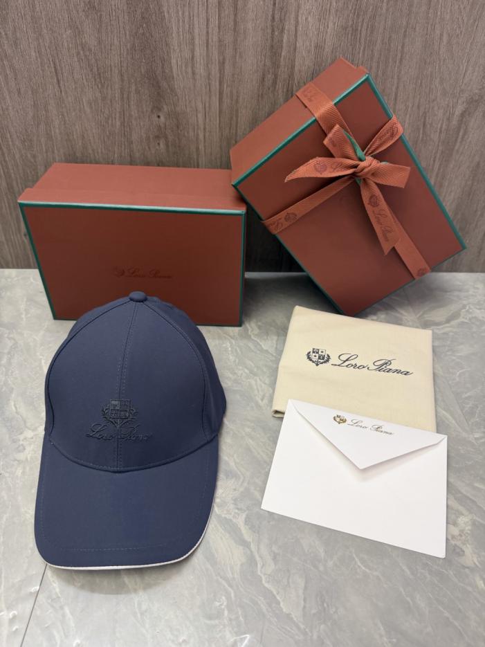 repliche,replica,perfette,siti di,affidabili,migliori siti,dove comprare,1:1,scarpe da ginnastica Il cappellino da baseball Loro Piana Storm System presenta l’emblema a forma di scudo del marchio e il logo Loro Piana (BBURR4) scritto a mano sul davanti. repliche,replica,perfette,siti di,affidabili,migliori siti,dove comprare,1:1,scarpe da ginnastica Il cappellino da baseball Loro Piana Storm System presenta l’emblema a forma di scudo del marchio e il logo Loro Piana (BBURR4) scritto a mano sul davanti.