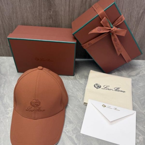 repliche,replica,perfette,siti di,affidabili,migliori siti,dove comprare,1:1,scarpe da ginnastica Il cappellino da baseball Loro Piana Storm System presenta il logo a scudo del marchio ricamato sul davanti, insieme alla scritta Loro Piana (YRWDF2) realizzata a mano.