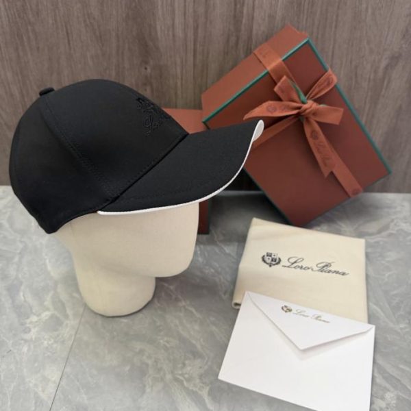repliche,replica,perfette,siti di,affidabili,migliori siti,dove comprare,1:1,scarpe da ginnastica Il cappellino da baseball Loro Piana Storm System presenta il logo a scudo del marchio ricamato sul davanti, insieme alla scritta Loro Piana (UUDQY3) realizzata a mano.