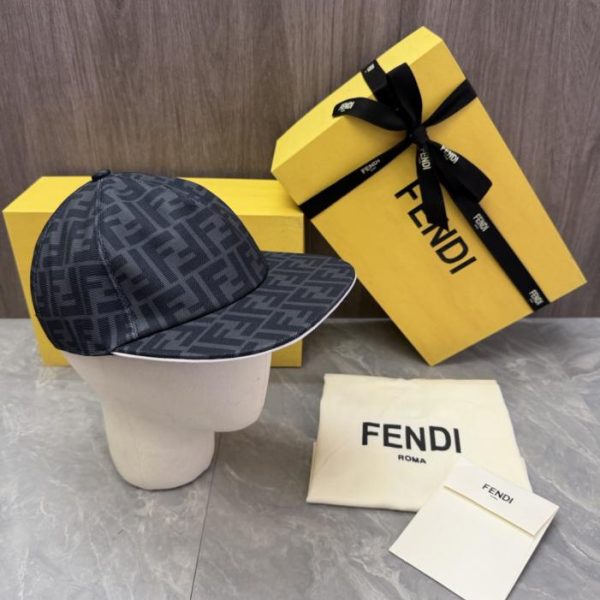 repliche,replica,perfette,siti di,affidabili,migliori siti,dove comprare,1:1,scarpe da ginnastica Cappellino da baseball Fendi originale, realizzato su misura, con visiera piatta, un modello classico che è un bestseller nei negozi tutto l’anno (8LC1O9).
