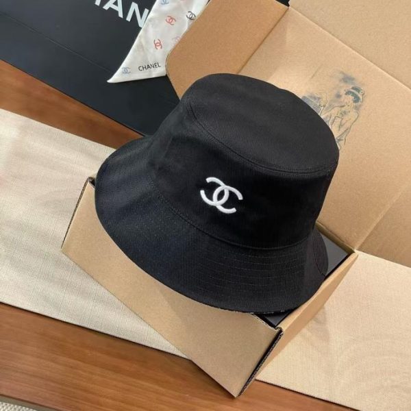 repliche,replica,perfette,siti di,affidabili,migliori siti,dove comprare,1:1,scarpe da ginnastica Questo cappello a secchiello Chanel (Q23E2Y)