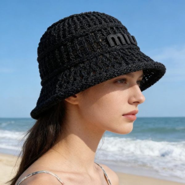 repliche,replica,perfette,siti di,affidabili,migliori siti,dove comprare,1:1,scarpe da ginnastica Un accessorio indispensabile per la spiaggia estiva: il cappello da pescatore intrecciato di Miu Miu (MFE9X0)