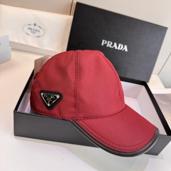 repliche,replica,perfette,siti di,affidabili,migliori siti,dove comprare,1:1,scarpe da ginnastica Nuovo arrivo imperdibile con logo a triangolo rovesciato! Nuovo cappellino da baseball originale Prada con logo metallico a triangolo rovesciato. (B74Q7Q)
