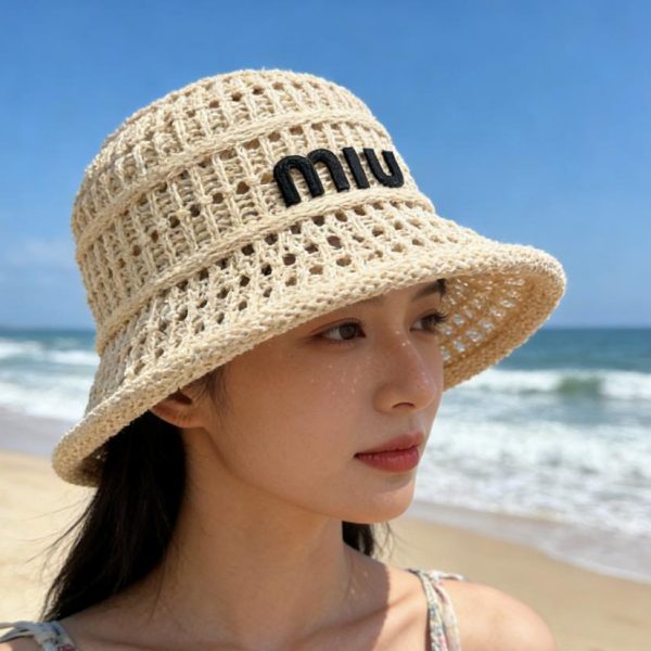 repliche,replica,perfette,siti di,affidabili,migliori siti,dove comprare,1:1,scarpe da ginnastica Un accessorio indispensabile per la spiaggia estiva: il cappello da pescatore intrecciato di Miu Miu (4RDFO2)