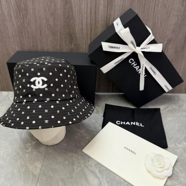 repliche,replica,perfette,siti di,affidabili,migliori siti,dove comprare,1:1,scarpe da ginnastica Cappello a secchiello originale CHANEL, realizzato su misura, con motivo a pois neri, scritta CHANEL sparsa e mini logo a doppia C (25T6B4).