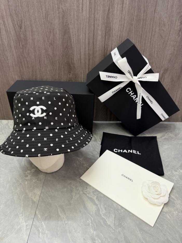 repliche,replica,perfette,siti di,affidabili,migliori siti,dove comprare,1:1,scarpe da ginnastica Cappello a secchiello originale CHANEL, realizzato su misura, con motivo a pois neri, scritta CHANEL sparsa e mini logo a doppia C (25T6B4). repliche,replica,perfette,siti di,affidabili,migliori siti,dove comprare,1:1,scarpe da ginnastica Cappello a secchiello originale CHANEL, realizzato su misura, con motivo a pois neri, scritta CHANEL sparsa e mini logo a doppia C (25T6B4).
