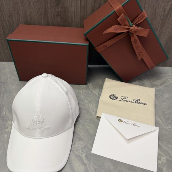 repliche,replica,perfette,siti di,affidabili,migliori siti,dove comprare,1:1,scarpe da ginnastica Il cappellino da baseball Loro Piana Storm System presenta il logo a scudo del marchio ricamato sul davanti, insieme alla scritta Loro Piana (UEWLW2) realizzata a mano.