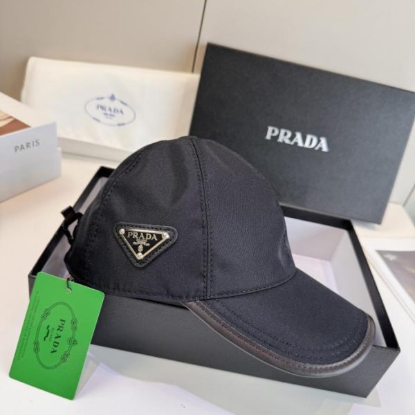repliche,replica,perfette,siti di,affidabili,migliori siti,dove comprare,1:1,scarpe da ginnastica Nuovo cappellino da baseball Prada, design originale, con logo metallico a triangolo invertito (KF79WV)