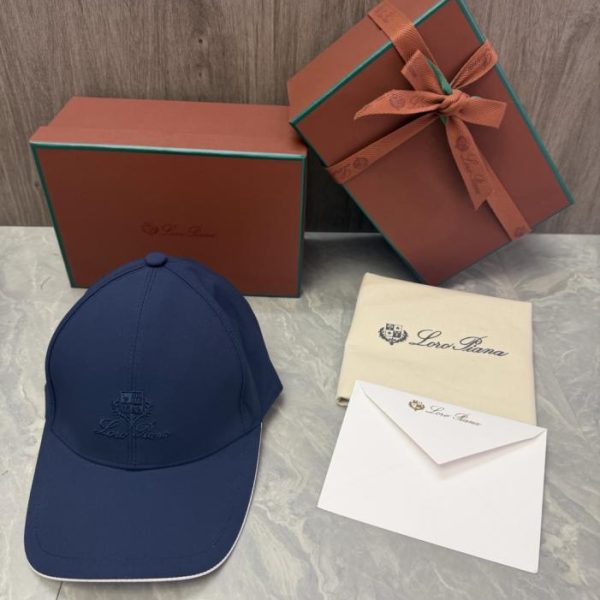 repliche,replica,perfette,siti di,affidabili,migliori siti,dove comprare,1:1,scarpe da ginnastica Il cappellino da baseball Loro Piana Storm System presenta l’emblema a forma di scudo del marchio e il logo Loro Piana (VBGIHW) scritto a mano sul davanti.