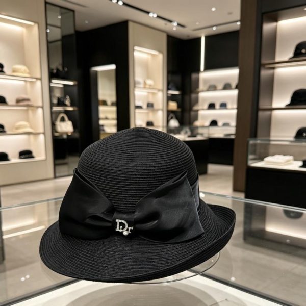 repliche,replica,perfette,siti di,affidabili,migliori siti,dove comprare,1:1,scarpe da ginnastica Elegante cappello di paglia Dior con fiocco, caratterizzato da un pesante fiocco in raso e logo in perle e strass (5O28AK).
