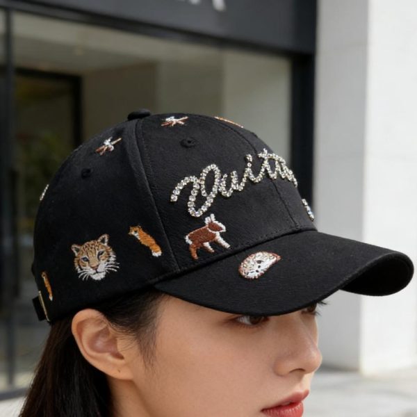 repliche,replica,perfette,siti di,affidabili,migliori siti,dove comprare,1:1,scarpe da ginnastica Cappellino da baseball LV con stampa di cane ricamata, caratterizzato da un grazioso disegno di cuccioli su tutta la superficie, firma scritta a mano e ricamo di strass (H0D0KO).