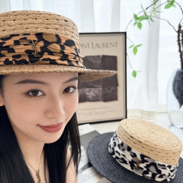 repliche,replica,perfette,siti di,affidabili,migliori siti,dove comprare,1:1,scarpe da ginnastica Cappello di paglia YSL con stampa leopardata, intrecciato a mano in rafia naturale (HNUVUU)