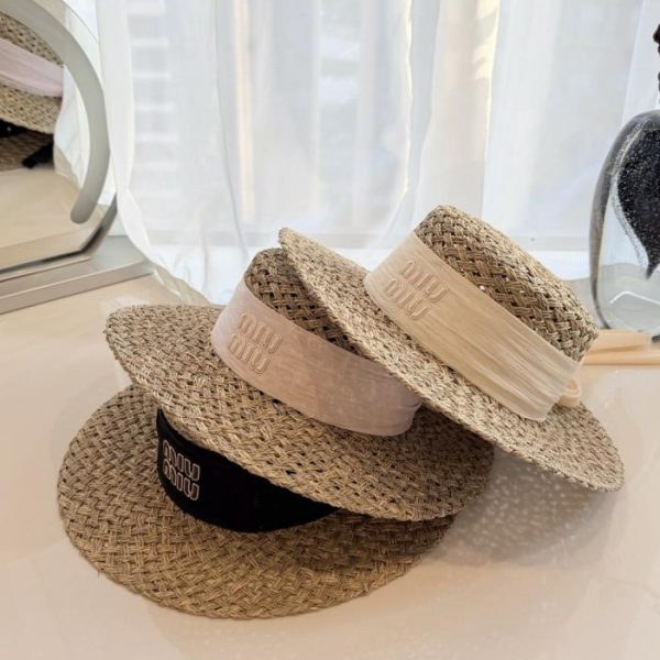 Cappello piatto MiuMiu Salted Grass, tessuto a mano con erba salata naturale (H6CJ0L)