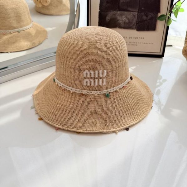 Ragazza dolce in stile MiuMiu con cappello di paglia colorato con pietre (1EDAYO)