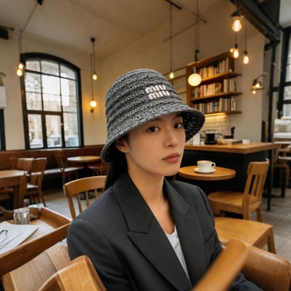 repliche,replica,perfette,siti di,affidabili,migliori siti,dove comprare,1:1,scarpe da ginnastica Questo cappello da pescatore traforato all’uncinetto di Miu Miu è dritto (X5EGZC).