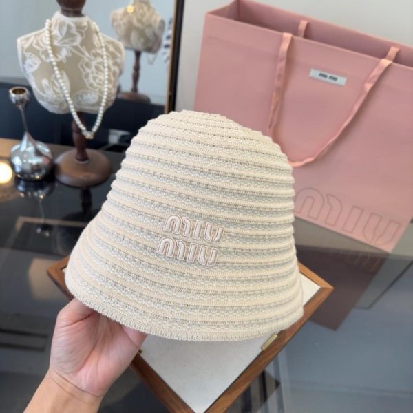 repliche,replica,perfette,siti di,affidabili,migliori siti,dove comprare,1:1,scarpe da ginnastica Nuovo cappello da pescatore in maglia di Miu Miu, circonferenza della testa 57 cm (1B62QE).
