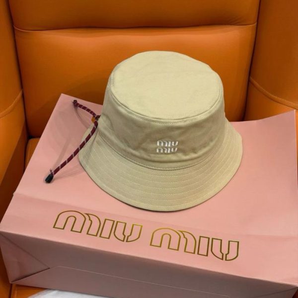 repliche,replica,perfette,siti di,affidabili,migliori siti,dove comprare,1:1,scarpe da ginnastica Cappello da pescatore Miu Miu nero con coulisse e ricami (CFY3Z2)