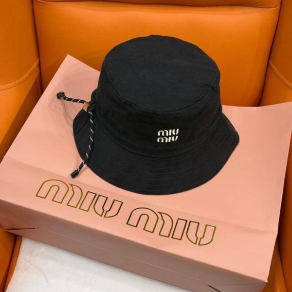 repliche,replica,perfette,siti di,affidabili,migliori siti,dove comprare,1:1,scarpe da ginnastica Cappello a secchiello Miu Miu nero ricamato con coulisse (NSXDTG)