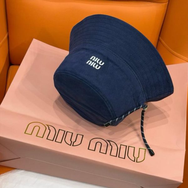 repliche,replica,perfette,siti di,affidabili,migliori siti,dove comprare,1:1,scarpe da ginnastica Cappello da pescatore Miu Miu nero con coulisse e ricami (S26IFR)