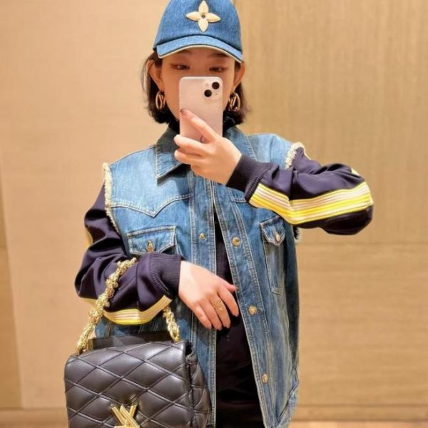 repliche,replica,perfette,siti di,affidabili,migliori siti,dove comprare,1:1,scarpe da ginnastica Una versione haute couture del classico blu denim di LV abbinato all’iconico motivo monogramma (1VSUWW).