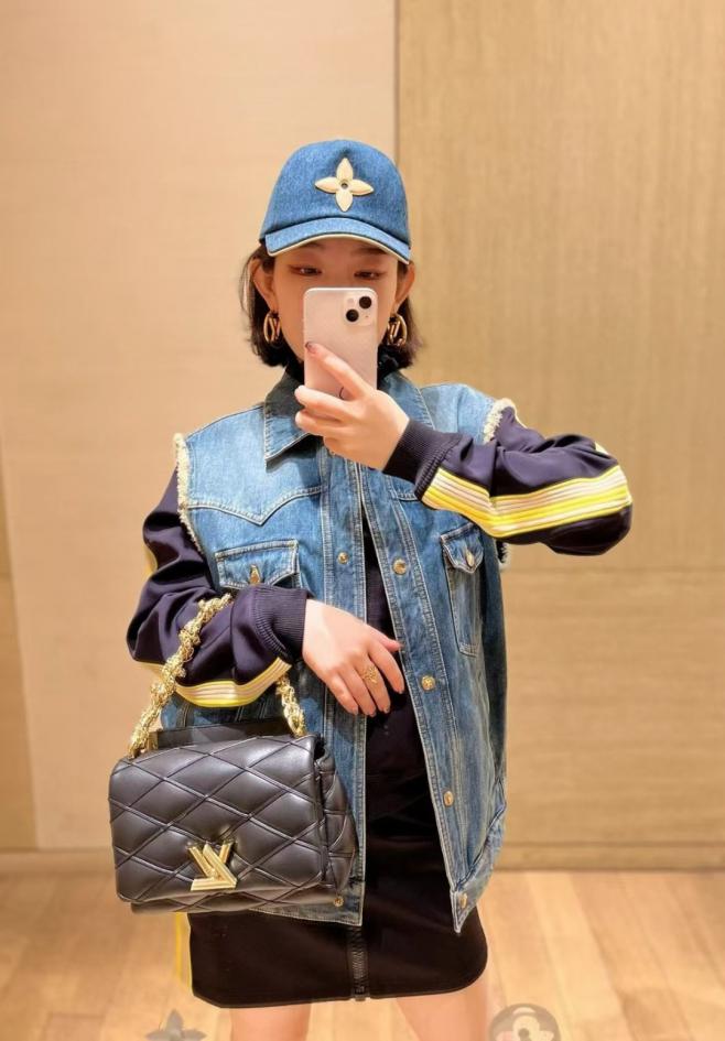 repliche,replica,perfette,siti di,affidabili,migliori siti,dove comprare,1:1,scarpe da ginnastica Una versione haute couture del classico blu denim di LV abbinato all’iconico motivo monogramma (1VSUWW). repliche,replica,perfette,siti di,affidabili,migliori siti,dove comprare,1:1,scarpe da ginnastica Una versione haute couture del classico blu denim di LV abbinato all’iconico motivo monogramma (1VSUWW).