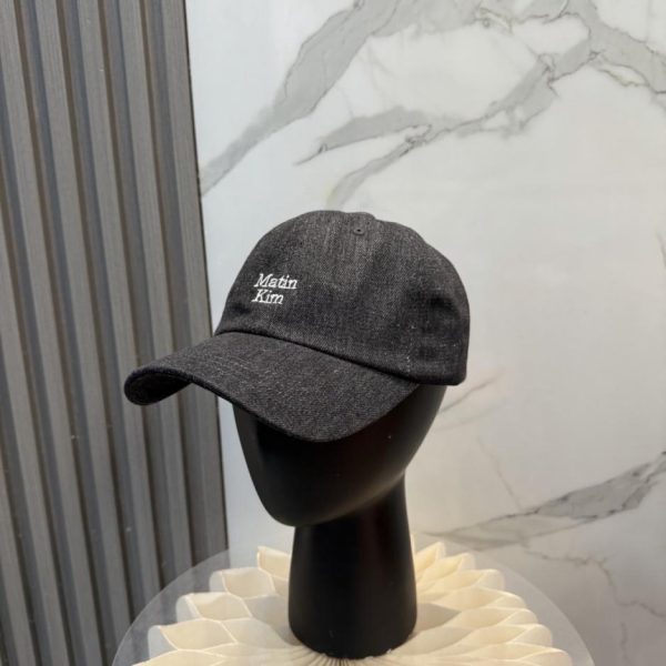 repliche,replica,perfette,siti di,affidabili,migliori siti,dove comprare,1:1,scarpe da ginnastica Il berretto da baseball ricamato con il logo di Matin Kim (YWATWU) sta riscuotendo un enorme successo in Corea del Sud.