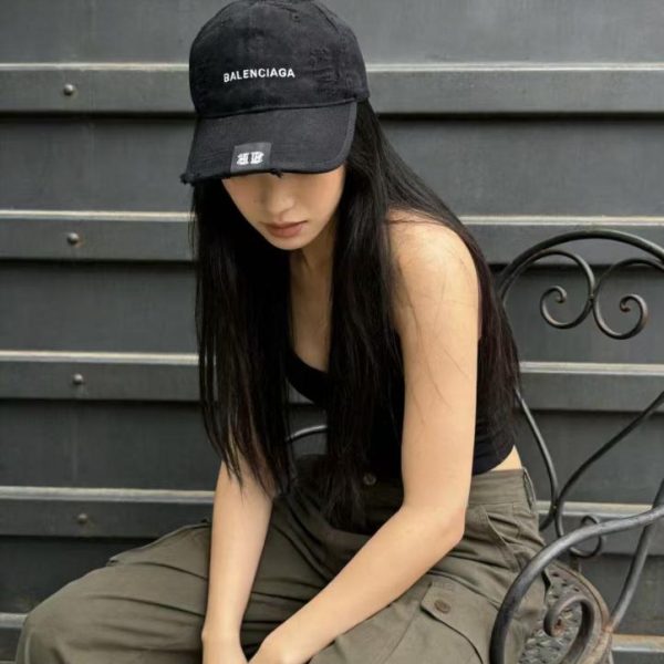 Il nuovo cappellino da baseball di Balenciaga (QRTCEW)