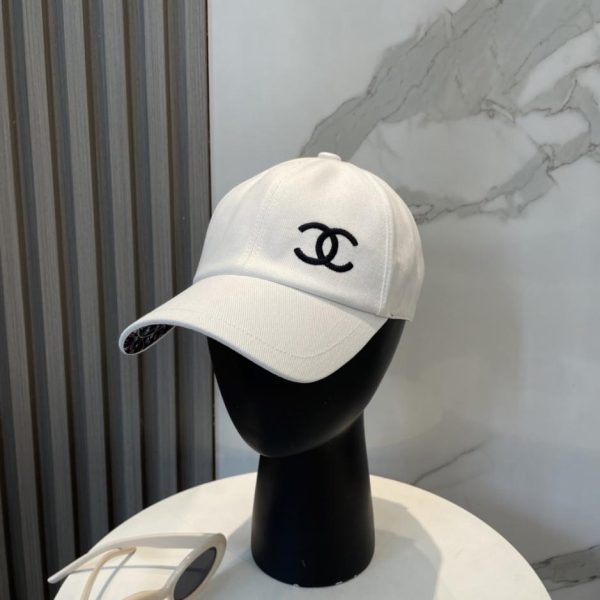 repliche,replica,perfette,siti di,affidabili,migliori siti,dove comprare,1:1,scarpe da ginnastica Il nuovo cappellino da baseball ricamato su entrambi i lati di Chanel (H8QQ2R) è ora disponibile nelle boutique.
