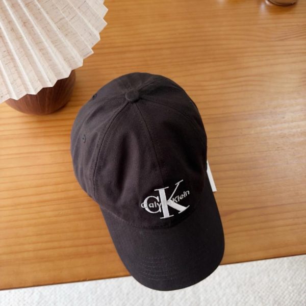 repliche,replica,perfette,siti di,affidabili,migliori siti,dove comprare,1:1,scarpe da ginnastica Il nuovo berretto da baseball in tessuto di CK è un accessorio casual e versatile, indispensabile per il guardaroba (00YU95).