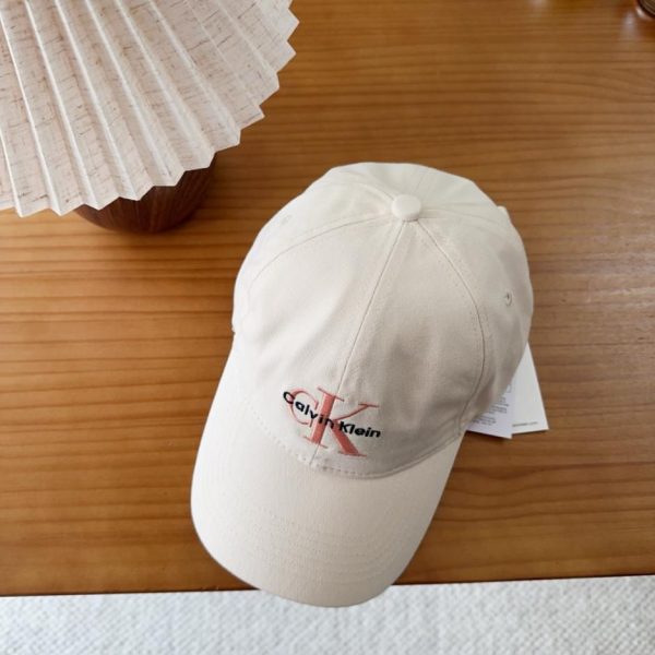 repliche,replica,perfette,siti di,affidabili,migliori siti,dove comprare,1:1,scarpe da ginnastica Il nuovo berretto da baseball in tessuto di CK è un accessorio casual e versatile, indispensabile per il guardaroba (0BI5D7)