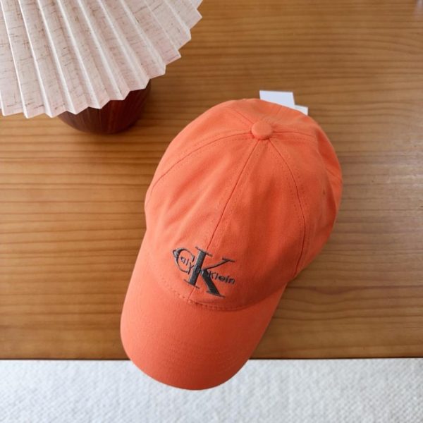 repliche,replica,perfette,siti di,affidabili,migliori siti,dove comprare,1:1,scarpe da ginnastica Il nuovo berretto da baseball in tessuto di CK è un accessorio casual e versatile, indispensabile per il guardaroba (B87N6V).