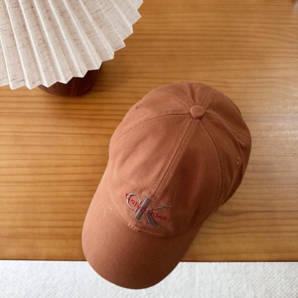 repliche,replica,perfette,siti di,affidabili,migliori siti,dove comprare,1:1,scarpe da ginnastica Il nuovo berretto da baseball in tessuto di CK è un accessorio casual e versatile, indispensabile per il guardaroba (JI2TB9)