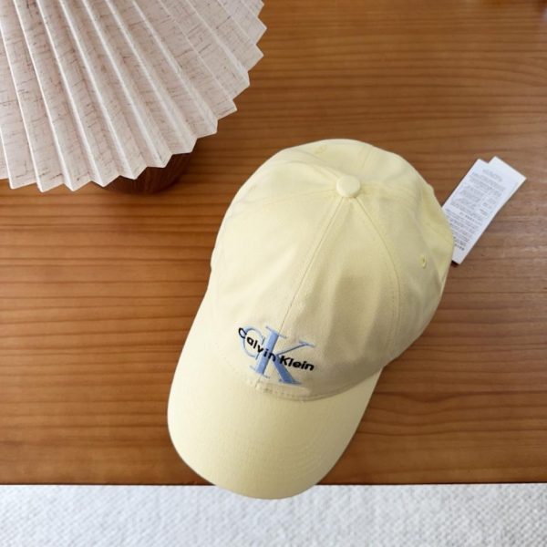 repliche,replica,perfette,siti di,affidabili,migliori siti,dove comprare,1:1,scarpe da ginnastica Il nuovo berretto da baseball in tessuto di CK è un accessorio casual e versatile, indispensabile per il guardaroba (QE61UA).