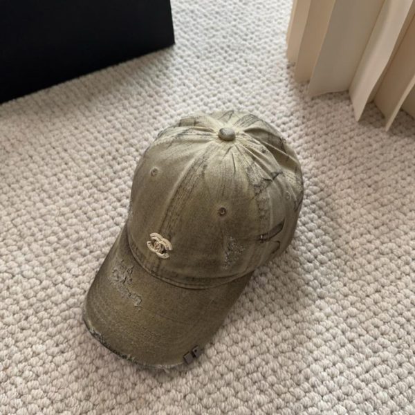 repliche,replica,perfette,siti di,affidabili,migliori siti,dove comprare,1:1,scarpe da ginnastica La nuova collezione Autunno/Inverno di Chanel presenta cappellini da baseball classici, casual e di tendenza (FC63CO).
