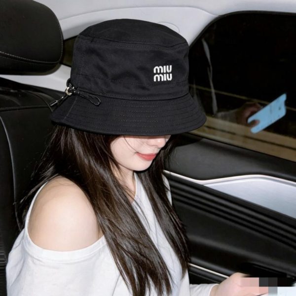 repliche,replica,perfette,siti di,affidabili,migliori siti,dove comprare,1:1,scarpe da ginnastica Cappello da pescatore ricamato, nuovo articolo di MIUMIU (ZE1HAS)