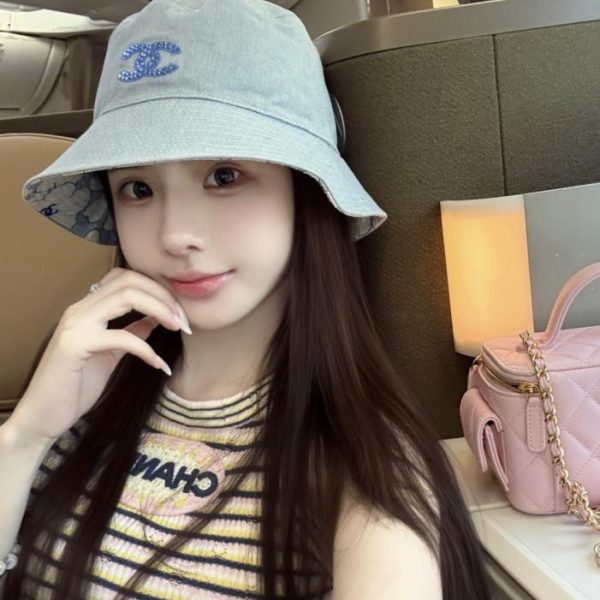Il nuovo cappello a secchiello reversibile di Chanel (3GTMQY)