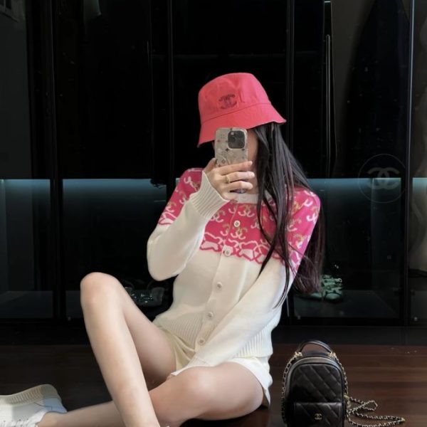 Il nuovo cappello a secchiello reversibile di Chanel (JU5N2O)