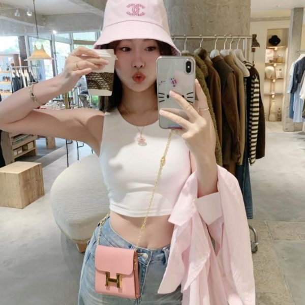 repliche,replica,perfette,siti di,affidabili,migliori siti,dove comprare,1:1,scarpe da ginnastica Il nuovo cappello a secchiello reversibile di Chanel (M9968G) è ora disponibile nelle boutique.