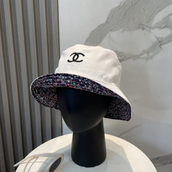 repliche,replica,perfette,siti di,affidabili,migliori siti,dove comprare,1:1,scarpe da ginnastica Il nuovo cappello da pescatore ricamato su entrambi i lati di Chanel (D93SSI) è ora disponibile nelle boutique.