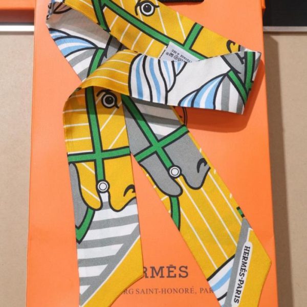 HMS1919, stesso stile disponibile nelle boutique, la nuovissima collezione di nastri di Hermès, realizzata in seta twill di altissima qualità (NJ69CO).