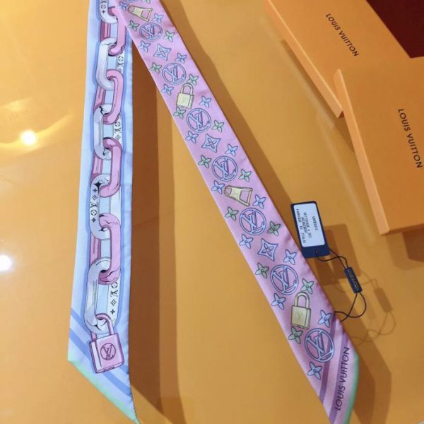 La fascia per capelli LV presenta il motivo Monogram, un omaggio al design classico del marchio (E4EFES).