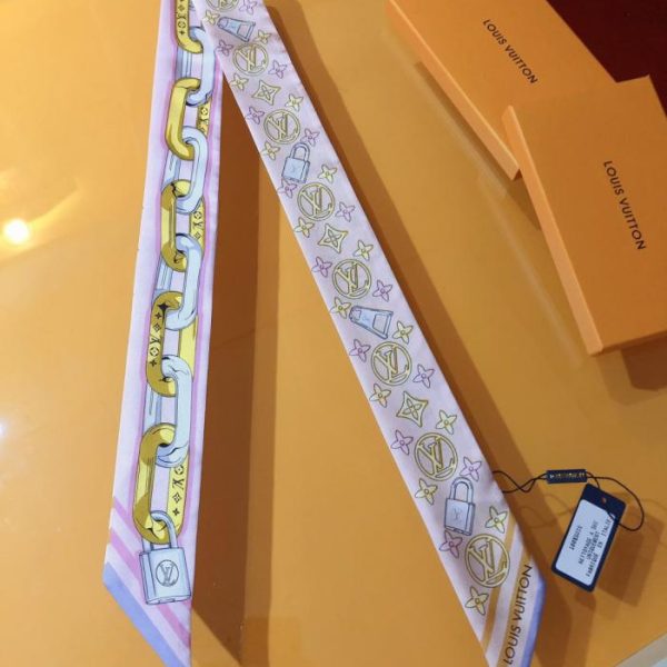 La fascia per capelli LV presenta il motivo Monogram, un omaggio al design classico del marchio (VUHOIL).